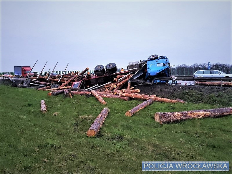 Wypadek ciężarówki z drewnem na A4