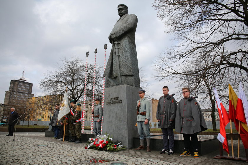 Józef Piłsudski w Łodzi. Imieniny marszałka przed pomnikiem przy ŁDK