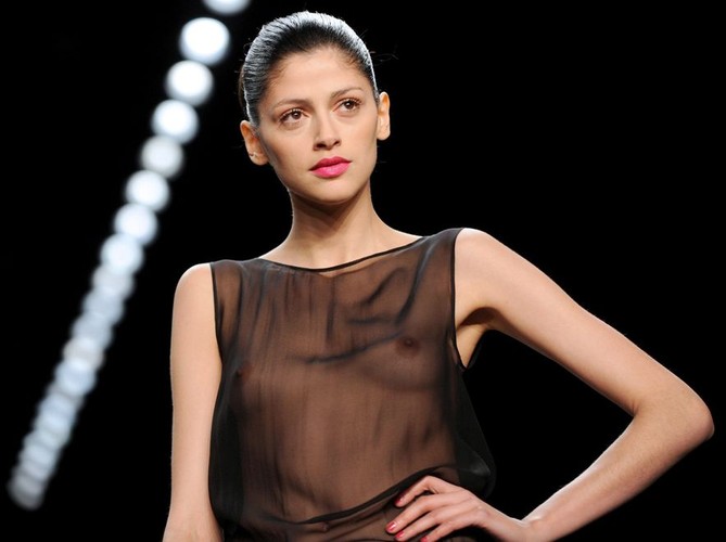 Zmysłowe kreacje na berlińskim tygodniu mody