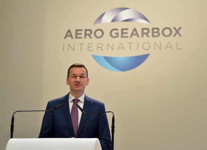 W ceremonii otwarcia wzięli udział: wicepremier, minister rozwoju i finansów Mateusz Morawiecki, CEO Rolls-Royce’a Warren East oraz z Grupy Safran: Philippe Petitcolin, Chief Executive Officer oraz Senior Executive VP ds. międzynarodowych i publicznych Stephane Abrial.
<br>
- Powstanie tej fabryki to dowód atrakcyjności Polski dla zagranicznych inwestorów, zwłaszcza tych, którzy chcą w Polsce tworzyć specjalizacje w ramach przemysłu przyszłości. Mam nadzieję, że ten zakład przyciągnie w najbliższym czasie kolejne innowacyjne inwestycje do tego regionu Polski - powiedział wicepremier Mateusz Morawiecki.
<br>
- Duże znaczenie ma bowiem lokalizacja tej inwestycji. Obiekt zbudowano w Ropczycach, jednym z 255 średnich miast w Polsce, które zostały dziś objęte specjalnym pakietem wsparcia, mającym służyć rozwojowi ośrodków mniejszych niż aglomeracje. Podkarpacie staje się coraz bardziej rozpoznawalnym punktem na europejskiej mapie nowoczesnego przemysłu ciężkiego. Gratuluję AeroGearbox International otwarcia nowego zakładu produkcyjnego – dodał Mateusz Morawiecki.
<br>
Pakiet dla średnich miast jest jednym z punktów realizacji Strategii na rzecz Odpowiedzialnego Rozwoju (SOR). Przewiduje on wiele wzajemnie uzupełniających się inicjatyw. Składa się przede wszystkim z dedykowanego wsparcia dla miast średnich w krajowych programach operacyjnych, Funduszu Inwestycji Samorządowych, zarządzanego przez PFR oraz zestawu preferencji w lokowaniu inwestycji. <br><br><br>Fot. (dd/sko) PAP/Darek Delmanowicz