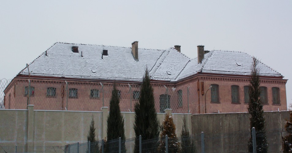 Dyrektorem więzienia jest ppłk. Andrzej Tesarewicz. Mężczyzna o niezwykle przenikliwych oczach - nieufny i powściągliwy.