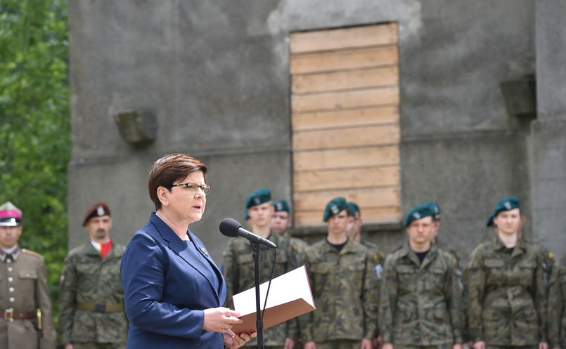 Premier Beata Szydło przemawia przy budynku Lagerhaus w pobliżu byłego obozu Auschwitz I w Oświęcimiu