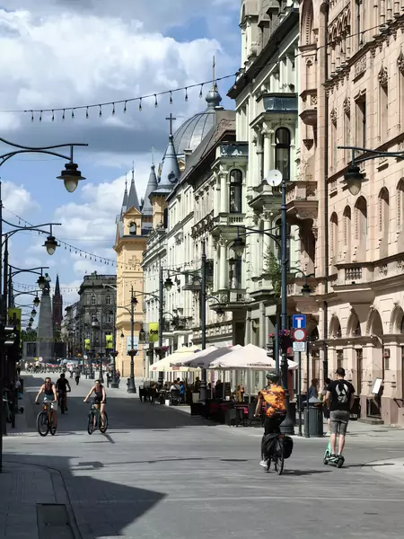 Widok na ulicę Piotrkowską. To najdłuższy deptak w Polsce.