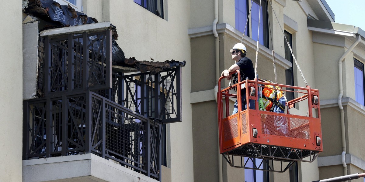 Balkon spadł na ludzi