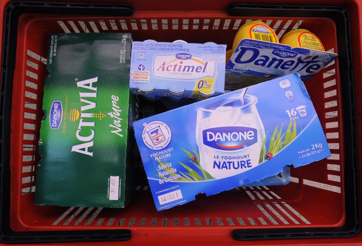 <b>Danone (Francja, pozycja na świecie: 25)</b><br>Kiedy w 1920. roku ta francuska firma postanowiła spopularyzować jogurt w Europie Zachodniej, trzeba go było szukać nie w sklepach spożywczych, ale w aptekach. Dziś Danone wraca do tych tradycji i koncentruje się na zdrowiu. Zmienia wszystko - od opakowań, przez ofertę produktów, po naukowe podłoże ich rozwoju.<br>Danone obniżył już zawartość tłuszczu cukru i soli w 20 proc. swoich produktów. Ponadto pracuje prace nad takim formułowaniem produktów, by dzieci kierując się smakiem, same wybierały te zdrowsze. <br>Danone chce też dotrzeć ze zdrowym jedzeniem do jak największej liczby ludzi. Stąd na przykład w Indiach koncern sprzedaje bogate w witaminy, tanie produkty, które nie wymagają przechowywania w lodówce.