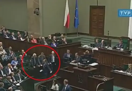 Scena jak z "Ucha Prezesa". Takich obrońców jak Kaczyński chciałby mieć każdy