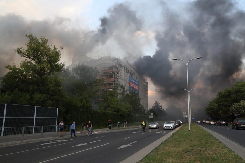 Pożar na Stegnach. Ciemny dym spowił okolicę