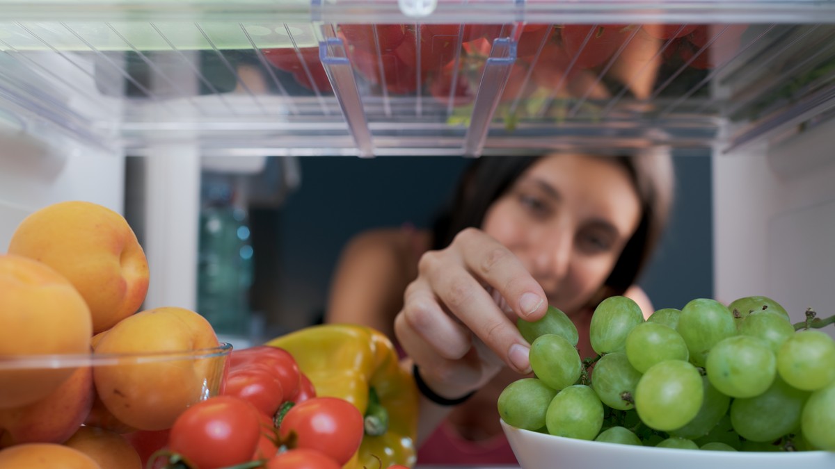 Voće je bogato vitaminima i vlaknima, ali konzumacija uveče izaziva zabrinutost zbog mogućeg povećanja šećera u krvi
