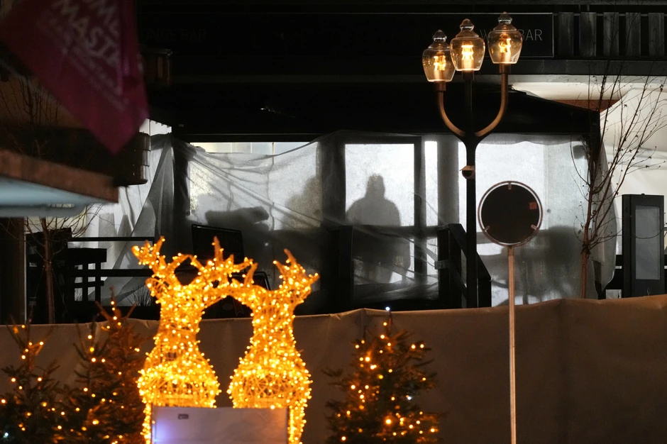 Ljudi odaju požtu žrtvama požara u Krans-Montani