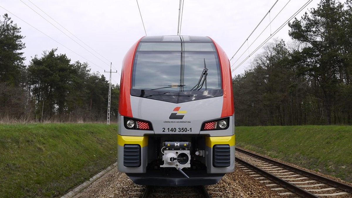 Już od najbliższej niedzieli, czyli od 13 marca łodzianie będą mogli dojechać do Warszawy nie tylko dzięki PKP czy Przewozom Regionalnym ale także Łódzkiej Kolei Aglomeracyjnej. Samorządowy przewoźnik rozpoczyna regularne, weekendowe połączenia ze stolicą. Z Widzewa do Warszawy Centralnej dojedziemy w 62 minuty