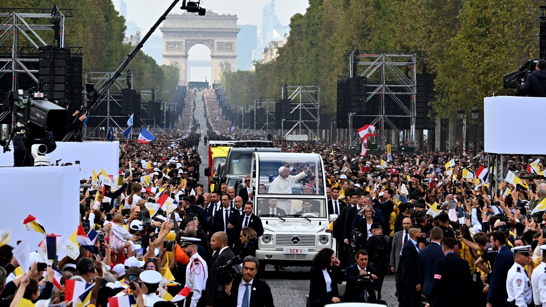 Slujbă grandioasă la Paris: 700.000 de oameni s-au adunat pe Champs-Élysées ca să-l vadă și să-l asculte pe papa Leon al XIV-lea
