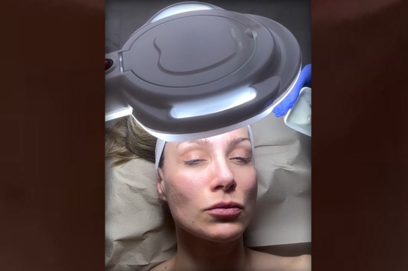 SKINULA SVU ŠMINKU SA LICA I OBJAVILA JAVNO Hrabar potez glumice Jelene Gavrilović (43) iznenadio sve: Pokazala skroz prirodno izdanje, a komentari pljušte