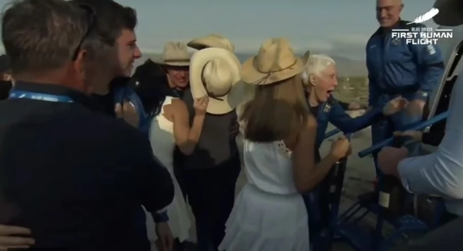 Poljubac od verenice Lorin Sančez nakon sletanja