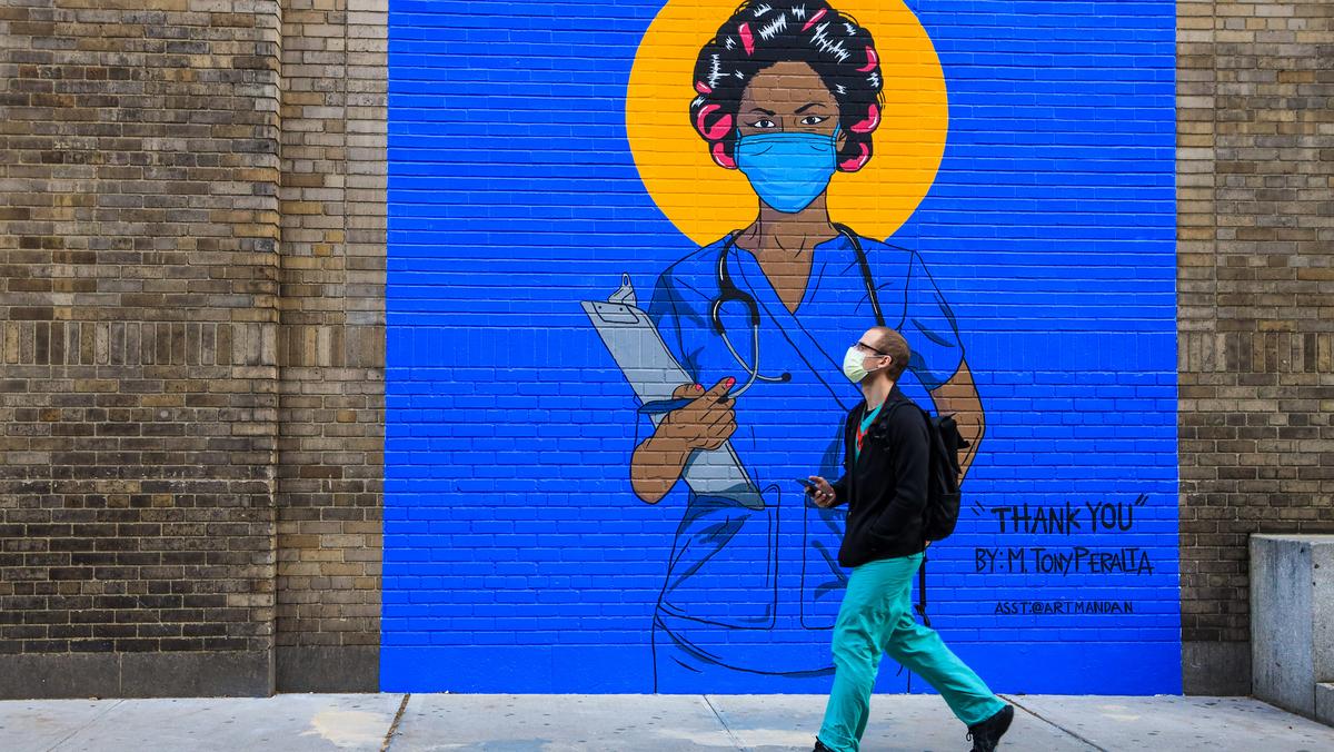 Mural na nowojorskim szpitalu w Harlemie, maj 2020 r.