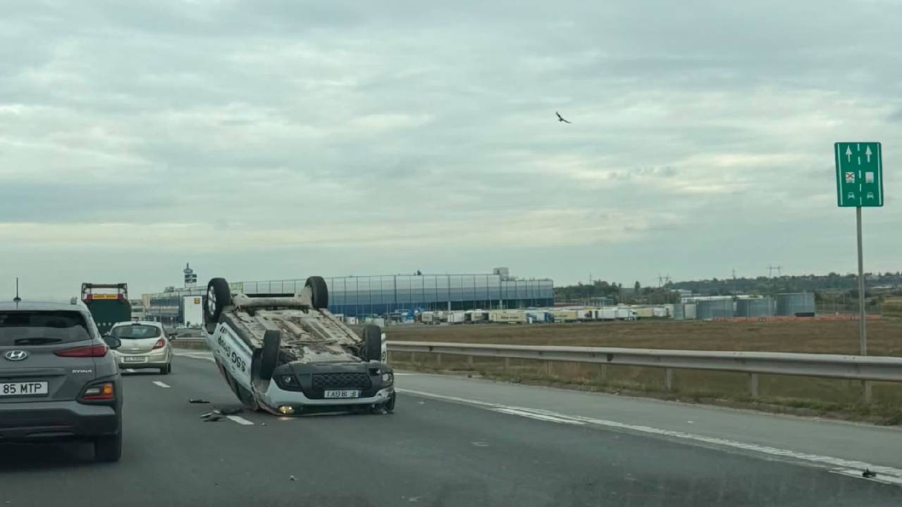 Autostrada Soarelui A2, parțial blocată, după un accident în urma căreia o mașină s-a răsturnat pe plafon
