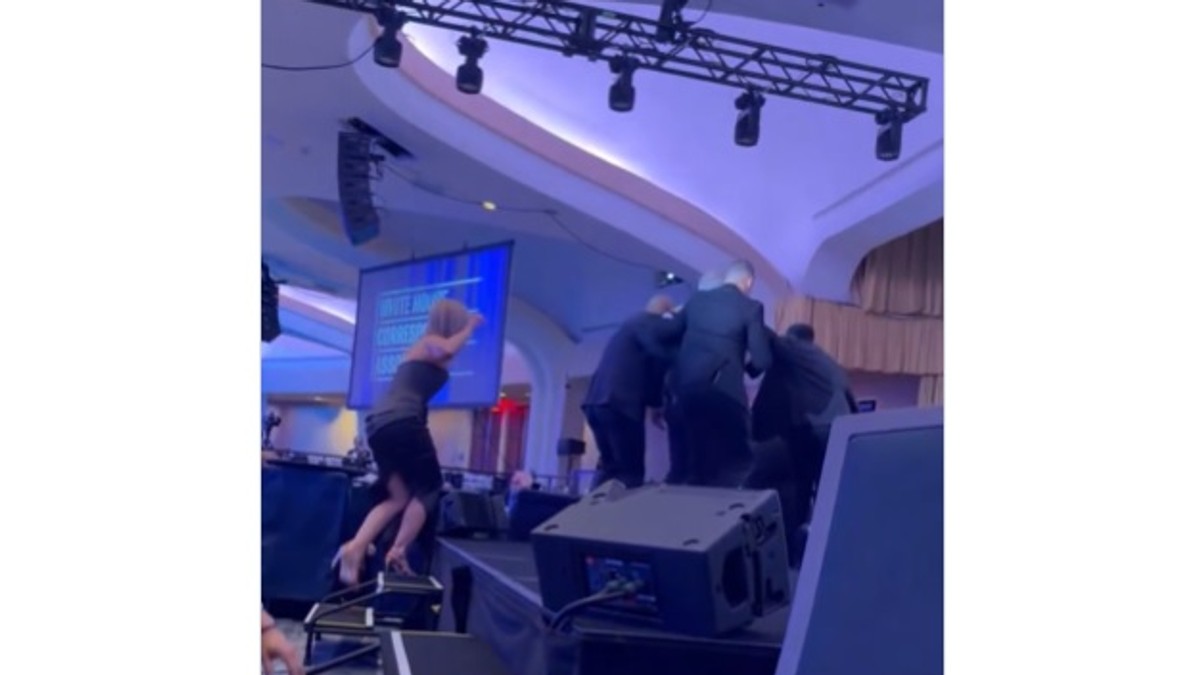 KENEDI, A GDE TI JE ŽENA?! Trampov ministar beži sa telohraniteljima, PRESTRAVLJENA supruga sama trči za njima