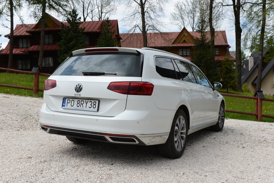 Volkswagen Passat GTE ma stonowaną sylwetkę, co nie każdemu musi się podobać. Zwolenników konserwatywnej stylizacji jednak nie brakuje.