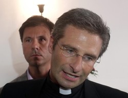 Biskup pelpliński upomina ks. Charamsę: Niech wróci na drogę chrystusowego kapłaństwa