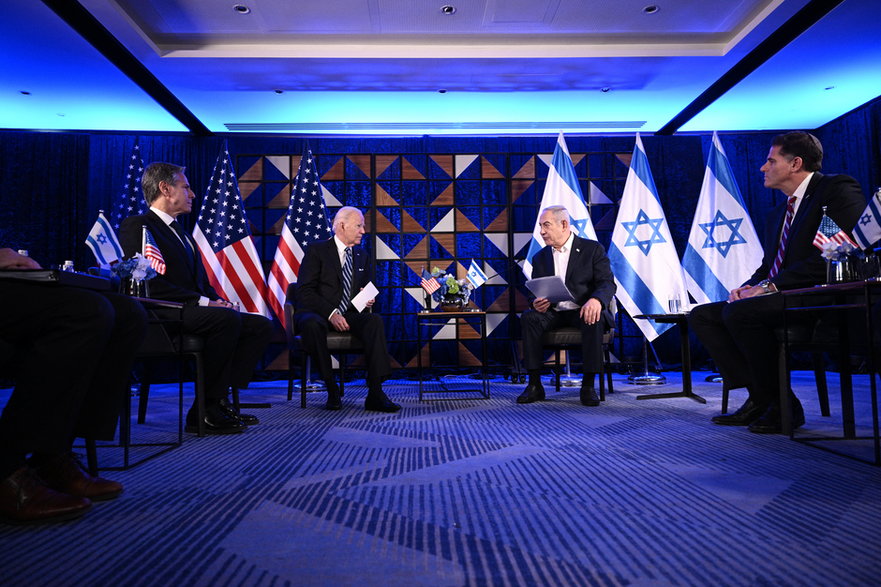 Sekretarz stanu USA Antony Blinken (1. od lewej), prezydent USA Joe Biden (2. od lewej) i premier Izraela Benjamin Netanjahu (2. od prawej)  w Tel Awiwie, Izrael, 18 października 2023 r.,