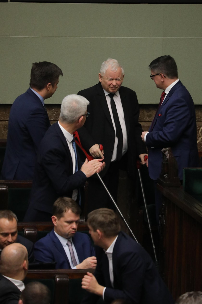 Obolały Kaczyński w Sejmie