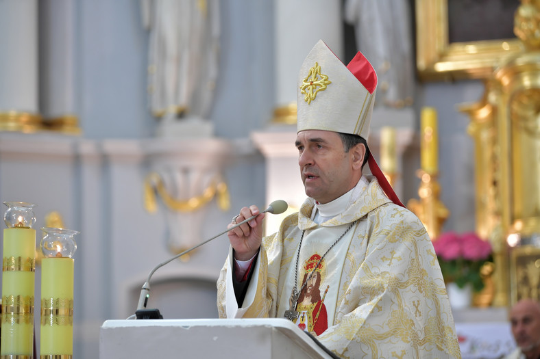 Biskup Piotr Sawczuk przewodniczy uroczystej mszy świętej w kościele św. Anny w Sterdyni k. Sokołowa Podlaskiego. 4 czerwca 2020 r