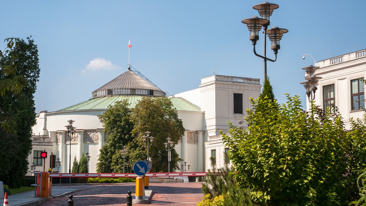 Sejm Dzieci i Młodzieży w tym roku nie dojdzie do skutku. "Z przykrością informujemy, że podjęto decyzję o odwołaniu posiedzenia planowanego na 1 czerwca 2018 r." - poinformowało Centrum Informacyjne Sejmu.