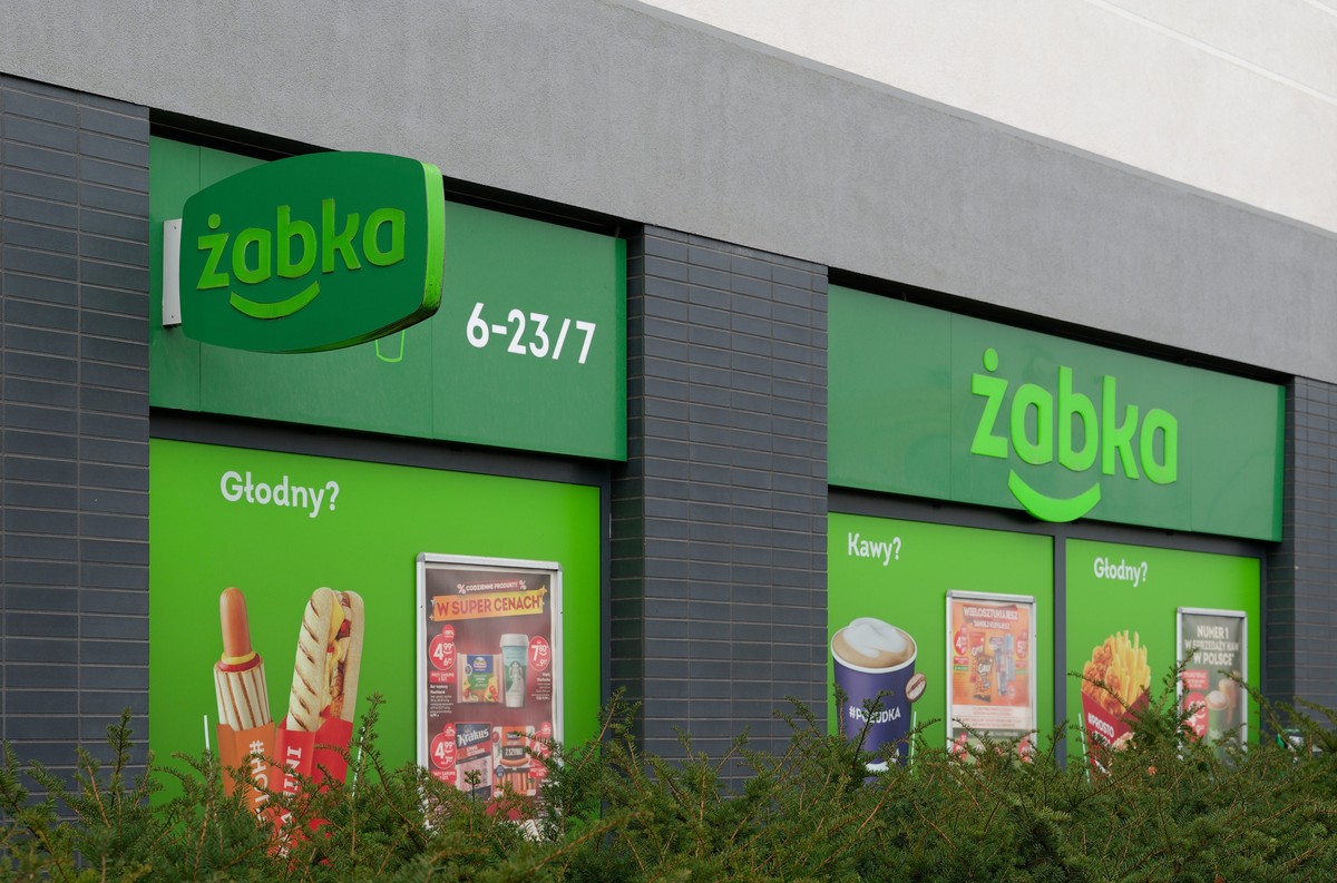 Warsaw,,Poland,-,November,16,2025:,Storefront,Of,?abka,Convenience