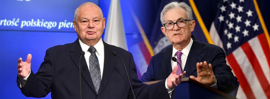 Jerome Powell, szef Fed, strzeże się przedwczesnych obniżek stóp procentowych. Obawia się powrotu inflacji, której poziom w USA jest jednak niższy niż w Polsce i utrzymuje się w przedziale 3-4 proc. Natomiast Adam Glapiński, prezes NBP, chwalił obniżkę stóp przy inflacji ok. 8 proc.