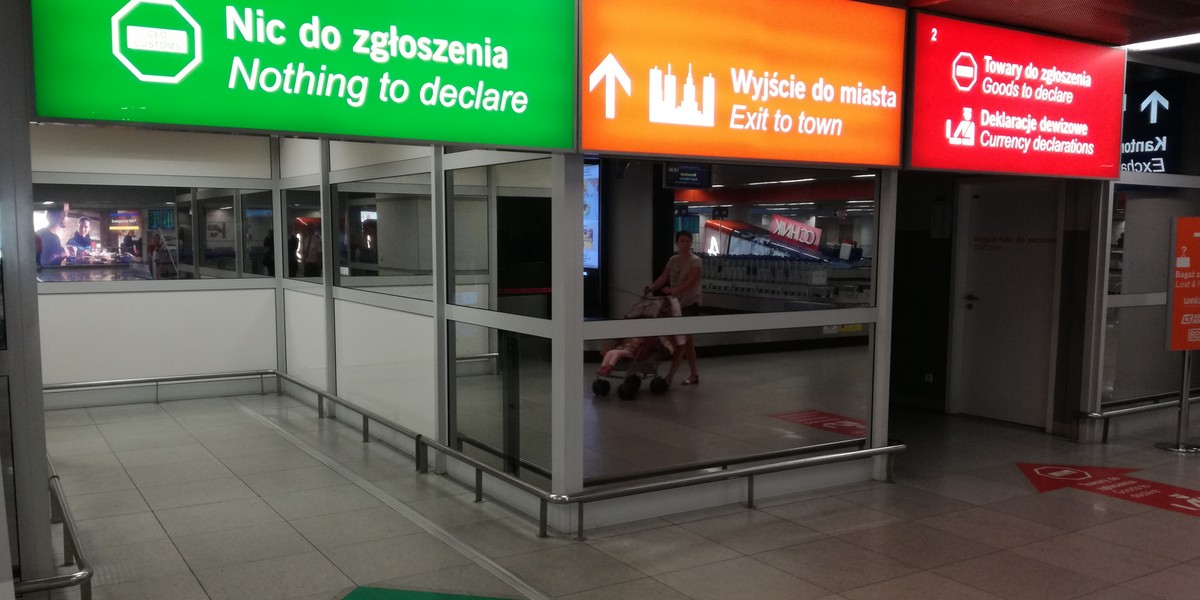 Przechodząc "zieloną ścieżką", część pasażerów trafi na kontrolę bagażu przez celników