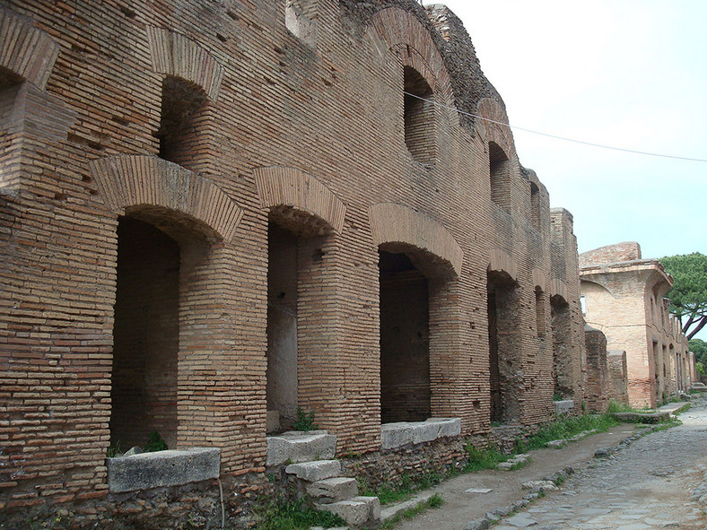 Insula w Ostii – porcie starożytnego Rzymu położonym około 25 kilometrów od Wiecznego Miasta.