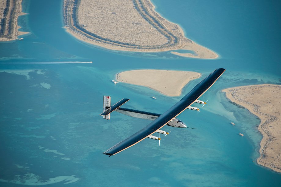 Solar Impulse 2 podczas drugiego lotu nad Abu Dhabi - 1 marca 2015, Zjednoczone Emiraty Arabskie. ©Solar Impulse/ Stefatou/ Rezo.ch