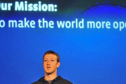 Zuckerberg idzie na wojnę z kłamliwymi reklamami. Facebook zatrudni 1000 osób