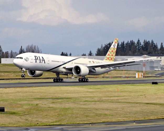 5. miejsce zajmuje Boeing 777- 300ER. Jego kadłub ma długość 73,9 m., a skrzydła rozciągają się na szerokość 64,8 m. Na  pokładzie mieści niezbyt imponującą jak na swoją wielkość ilość 300 pasażerów. 777 był pierwszym samolotem firmy Boeing wyposażonym w elektroniczny system sterowania maszyną fly-by-wire.