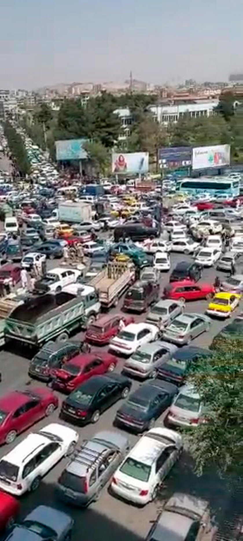 Kabul. Chaos na lotnisku. W tle słychać strzały i krzyk ludzi