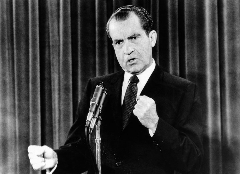 Prezydent Richard Nixon oficjalnie zabronił badań nad bronią biologiczną w 1969 roku