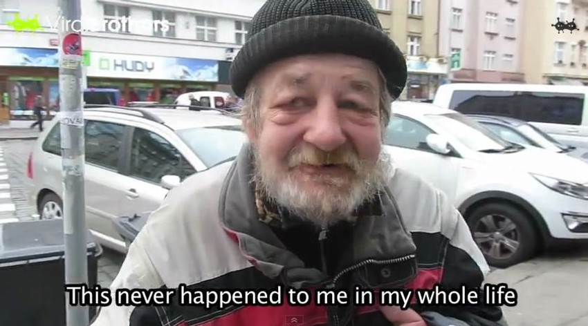 Pošteni čovek je vratio novčanik, a kada su mu momci rekli da će mu se odužiti, nije mogao da poveruje...