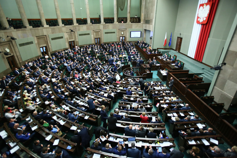 PiS podczas prac komisji wprowadził do projektu poprawki, m.in. zapis aby z wnioskiem o zbadanie sprawy w pełnym składzie mógł występować jedynie prezes TK