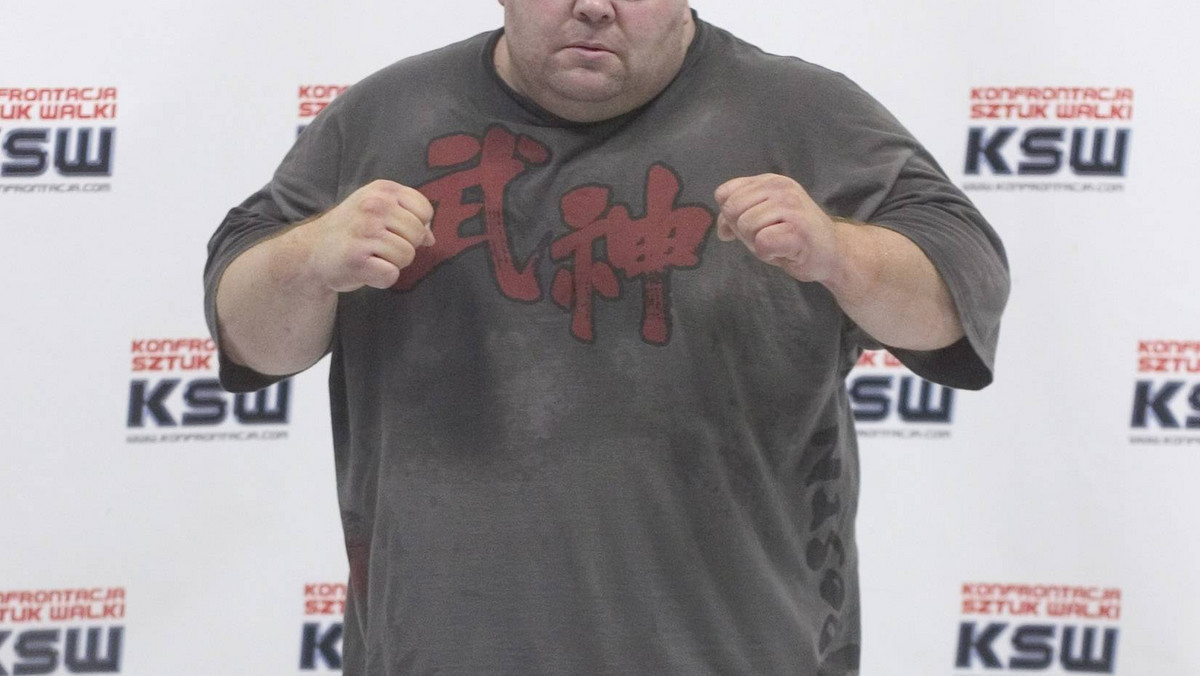 Eric "Butterbean" Esch nie błysnął w czwartek formą na pokazowym treningu przed sobotnią walką z Mariuszem Pudzianowskim, ale w rozmowie z dziennikarzami tryskał humorem i imponował pewnością siebie.