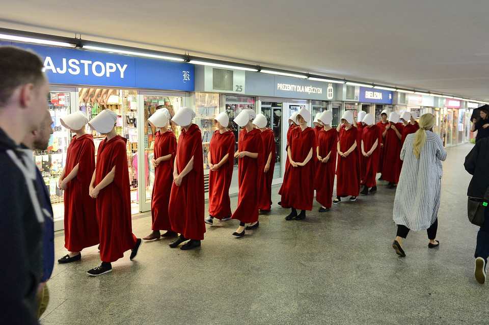 "Opowieść podręcznej": podręczne w Warszawie