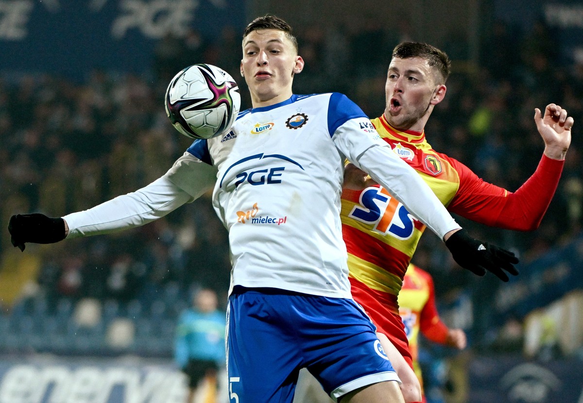 Zawodnik PGE FKS Stali Mielec Mateusz Żyro (L) i Bojan Nastic (P) z Jagiellonii Białystok podczas meczu 24. kolejki piłkarskiej Ekstraklasy