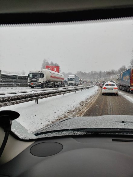 Problemy ciężarówek na DK-1 w Czechowicach-Dziedzicach - 12.12.2022 - autor: Nadesłane przez czytelników; OSP Dziedzice