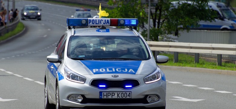 Wypadł z okna w centrum Warszawy, potem zaatakował policjantów nożem. Dwóch funkcjonariuszy rannych