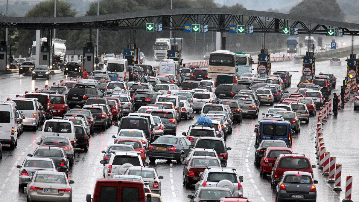 Wiosną zwiększy się ilość stanowisk do poboru opłat za przejazd odcinkiem autostrady Katowice-Kraków. Na początek pojawią się nowe, tymczasowe stanowiska w każdym kierunku, a za rok ilość pasów przy bramkach ma wzrosnąć na stałe z obecnych 7 do 9.