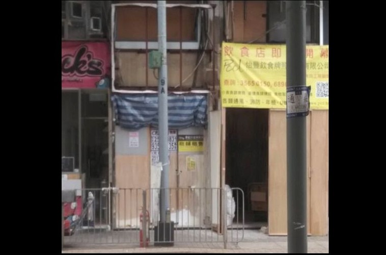 Wynik ten mógłby zostać uznany za śmiesznie niski przez przeciętnego nabywcę mieszkania w Hongkongu. Tam to bowiem, w związku z ograniczoną powierzchnią tego regionu autonomicznego, każdy metr jest na wagę złota. Potwierdzają to dane formy Savills, która szacuje, że średnia cena mieszkania wynosi tam wynosi około 300 - 400 tys. zł za metr kwadratowy. W efekcie w Hongkongu można znaleźć zaledwie kilku czy kilkunastometrowe mieszkania, w których często mieszka więcej niż jedna osoba. Przykład? Międzynarodowa firma zajmująca się pośrednictwem – Century21 – szuka nabywcy na kawalerkę o powierzchni 11,1 m kw. za 15 mln hongkońskich dolarów, czyli 7,32 mln złotych. Cena jednego metra wynosi więc aż 656 293,18 zł. Dość powiedzieć, że standard tej nieruchomości nie należy do najwyższych. Zdjęcie: Hongkong kawalerka 11 m kw. za 15 mln HKD, źródło Century21