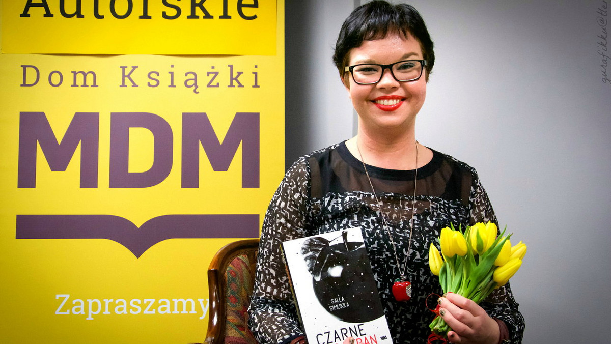 "Uwielbiam baśnie, ale nie umiem pisać o magii", mówi Salla Simukka, fińska pisarka, autorka bestsellerowych książek dla młodzieży. Z Sallą spotkałam się podczas jej pobytu w Polsce. Przyjechała do Warszawy, by promować swoją najnowszą powieść "Czarne jak heban".