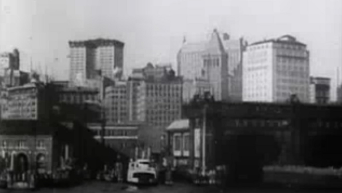 "Manhatta" (tak, bez "n"!) to amerykański krótkometrażowy film dokumentalny z 1921 r. w reżyserii Charlesa Sheelera oraz Paula Stranda. Uchodzi za pierwszy awangardowy film w historii oraz prekursorski jeżeli mowa o tzw. symfoniach miejsca. Na ponad 11-minutowym nagraniu widzimy nowojorski Manhattan lat 20. XX w.