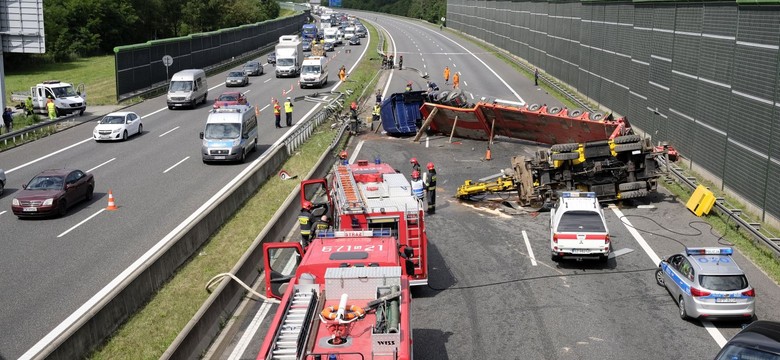 Wypadek na autostradzie A4. Ciężarówka przecięła bariery i zmiotła audi [ZDJĘCIA]