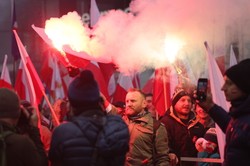 Odpalili race, odmówili różaniec. Ruszył Marsz Niepodległości