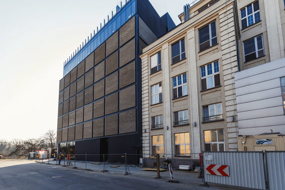 W Warszawie powstaje Muzeum Czekolady E.Wedel. Fasada budynku przypomina ogromną tabliczkę