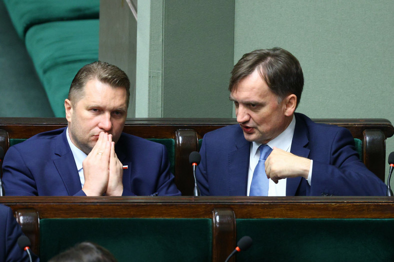 Przemysław Czarnek i Zbigniew Ziobro na sali posiedzeń Sejmu (22.07.2022)